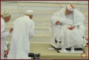 Syedni Mukasir Saheb guiding Syedna Mufaddal Saifuddin TUS to Syedna Burhanuddin RA, and Syedna Burhanuddin RA seen welcoming him
