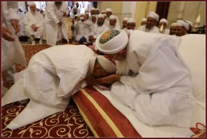Syedni Mukasir Saheb doing salaam to Syedna Mufaddal Saifuddin on 25 Rabi Awwal 1435.