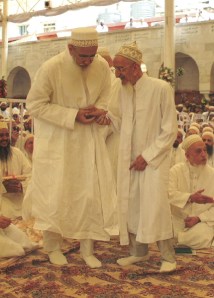 Syedni Mukasir Saheb doing talaqqi of Syedna Mufaddal Saifuddin TUS 