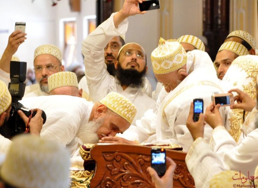 Syedna Mufaddal Saifuddin TUS doing Mua'naqah after the 100mi Milad Waaz 1432H.