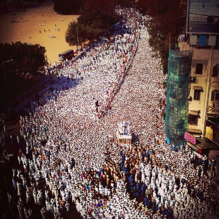 Janazah Mubarakah of Syedna Mohammed Burhanuddin RA at Sukh Sagar near Chowpatty Beach, 2014 (Instagram user: riteshuttamchandani)
